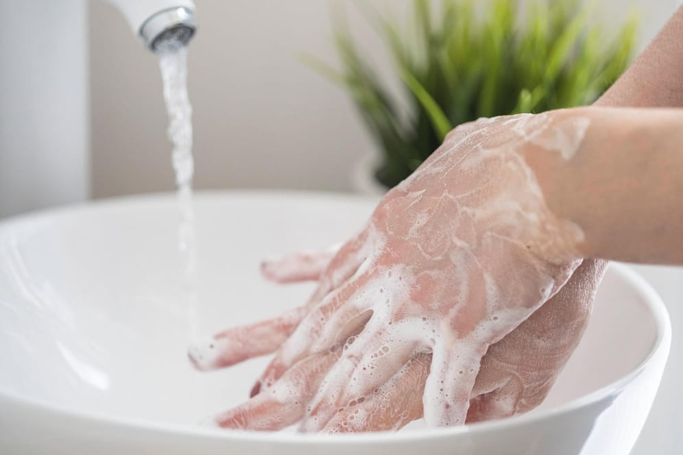 Eine Frau wäscht ihre Hände (Symbolfoto): Händewaschen ist eine der wichtigsten Maßnahmen, um sich vor dem Coronavirus zu schützen.