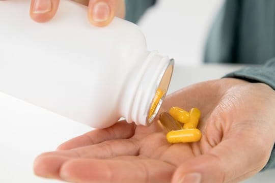 Auch wenn es manche Produkte versprechen: Durch die Einnahme bestimmter Nahrungsergänzungsmittel ist man nicht besser vor Corona geschützt.