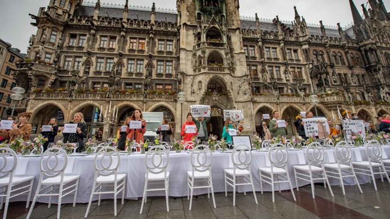 Hochzeitsdienstleister demonstrieren auf dem Marienplatz in München.