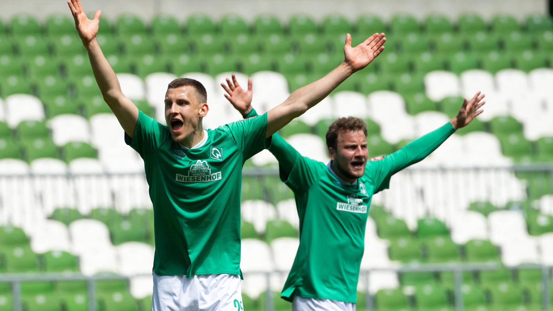 Maximilian Eggestein (li) und Philipp Bargfrede: Die Werder-Profis heben verzweifelt die Arme.