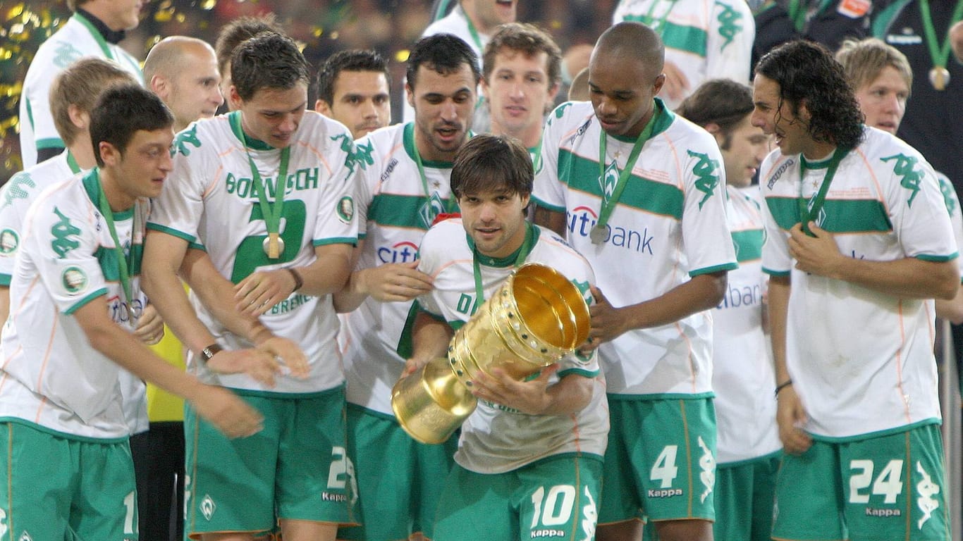 Werder Bremen feiert den Pokalsieg 2009: Von links: Mesut Özil, Sebastian Boenisch, Hugo Almeida, Diego, Naldo und Claudio Pizarro.