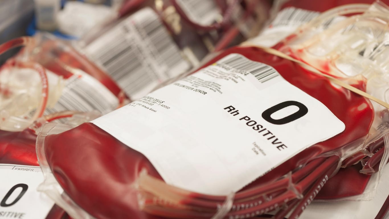 Bei einer Bluttransfusion ist darauf zu achten, dass das Spenderblut mit dem Blut des Empfängers kompatibel ist.