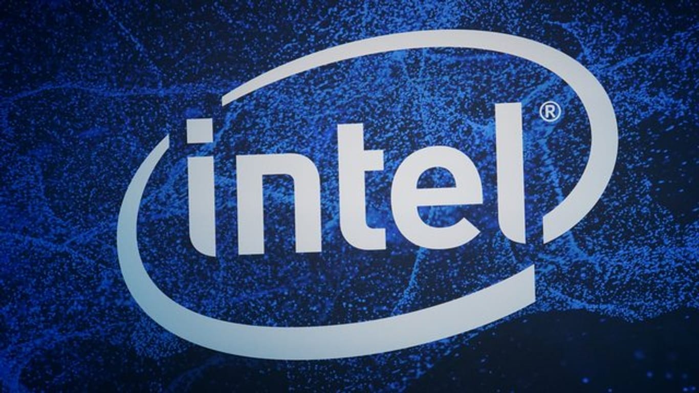 Ein Logo des Chip-Konzerns Intel auf der Elektronikmesse CES 2019 (Symbolbild): Apple wird in Mac-Computern in Zukunft wohl keine Intel-Chips mehr verbauen.