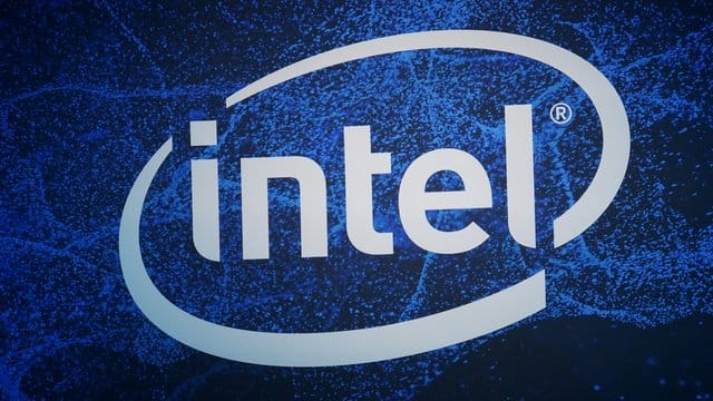 Ein Logo des Chip-Konzerns Intel auf der Elektronikmesse CES 2019 (Symbolbild): Apple wird in Mac-Computern in Zukunft wohl keine Intel-Chips mehr verbauen. Ein Logo des Chip-Konzerns Intel auf der Elektronikmesse CES 2019 (Symbolbild): Apple wird in Mac-Computern in Zukunft wohl keine Intel-Chips mehr verbauen.