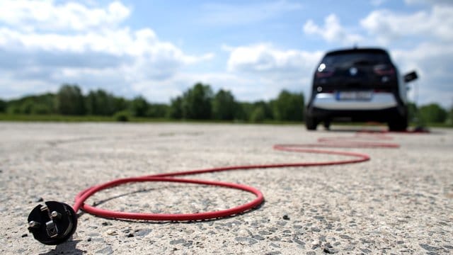 Elektroauto: Durch die Umstellung des Autoverkehrs auf Elektro entstehen ganz neuen Gefahren. Elektroauto: Durch die Umstellung des Autoverkehrs auf Elektro entstehen ganz neuen Gefahren.