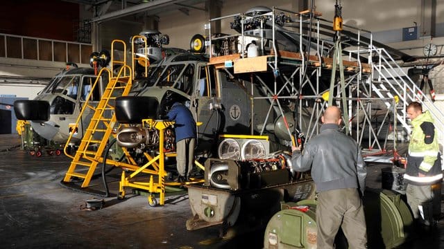 Mechaniker arbeiten auf dem Fliegerhorst in Kiel-Holtenau an defekten Marine-Hubschraubern vom Typ Sea King. Mechaniker arbeiten auf dem Fliegerhorst in Kiel-Holtenau an defekten Marine-Hubschraubern vom Typ Sea King.