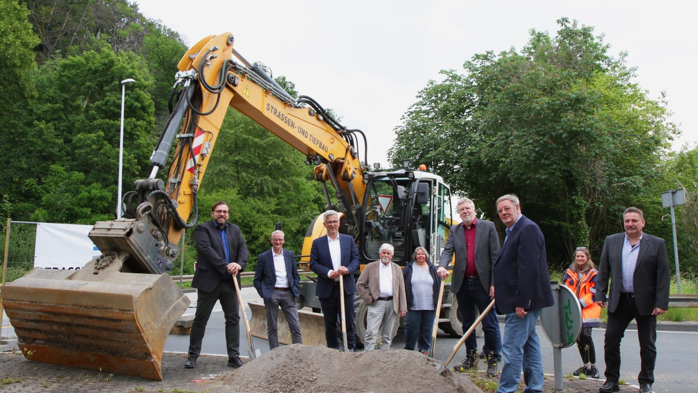 Oberbürgermeister Erik O. Schulz (Mitte, mit Spate) und andere an der Baustelle beteiligte setzen den Spatenstich: In der Volmetalstraße soll ein Kreisverkehr entstehen.