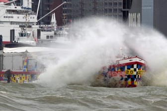 Eine Hafenbarkasse taucht in die Wellen im Hamburger Hafen ein: Ein derartiges Schiff hat im Hafen die Kontrolle verloren.