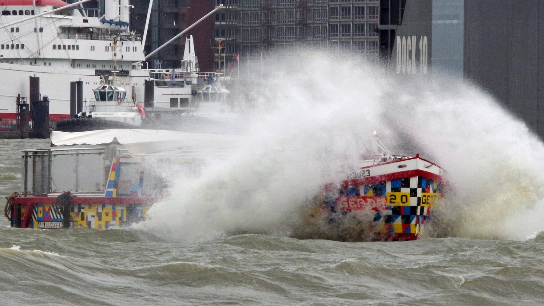 Eine Hafenbarkasse taucht in die Wellen im Hamburger Hafen ein: Ein derartiges Schiff hat im Hafen die Kontrolle verloren. Eine Hafenbarkasse taucht in die Wellen im Hamburger Hafen ein: Ein derartiges Schiff hat im Hafen die Kontrolle verloren.