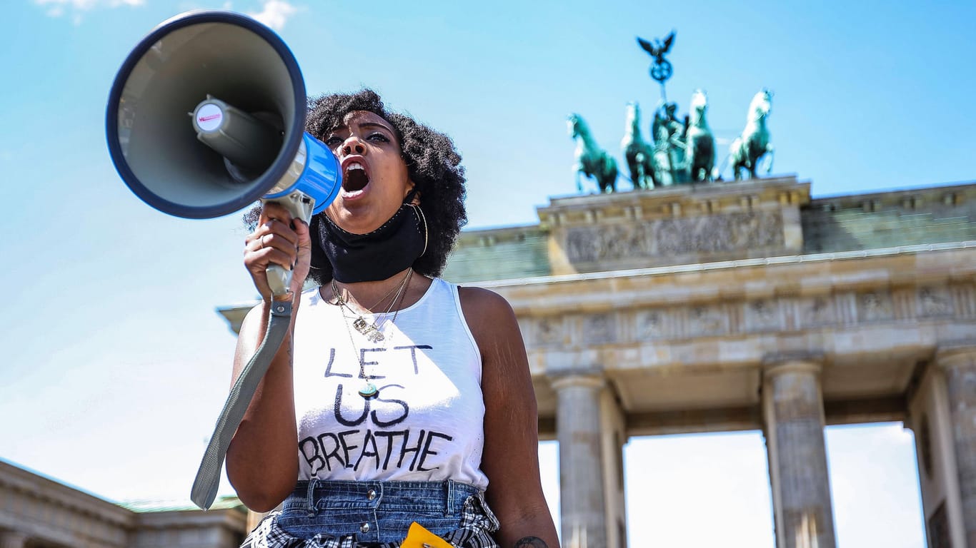 Eine Demonstrantin vor dem Brandenburger Tor: In Deutschland werden immer mehr Menschen aufgrund ihrerer ethnischen Herkunft diskriminiert.