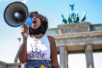 Eine Demonstrantin vor dem Brandenburger Tor: In Deutschland werden immer mehr Menschen aufgrund ihrerer ethnischen Herkunft diskriminiert.
