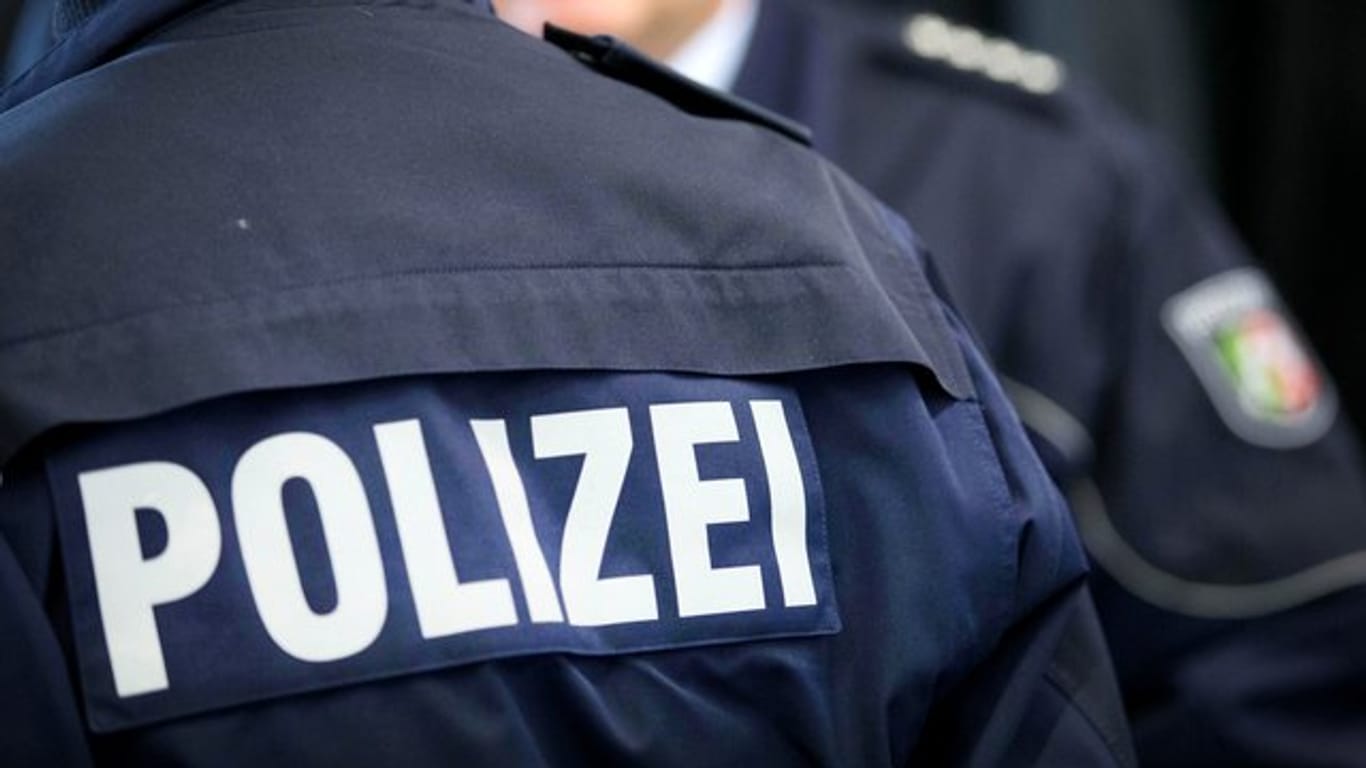 Zwei Polizisten stehen beieinander