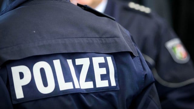 Zwei Polizisten stehen beieinander