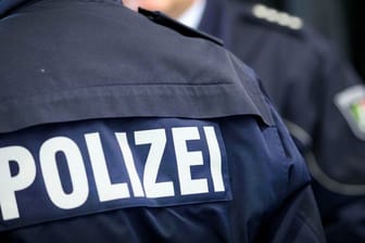 Zwei Polizisten stehen beieinander