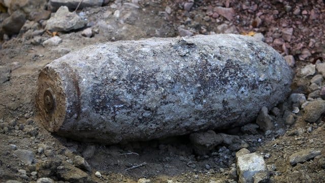 Ein entschärfte Weltkriegsbombe liegt in einer Baustelle
