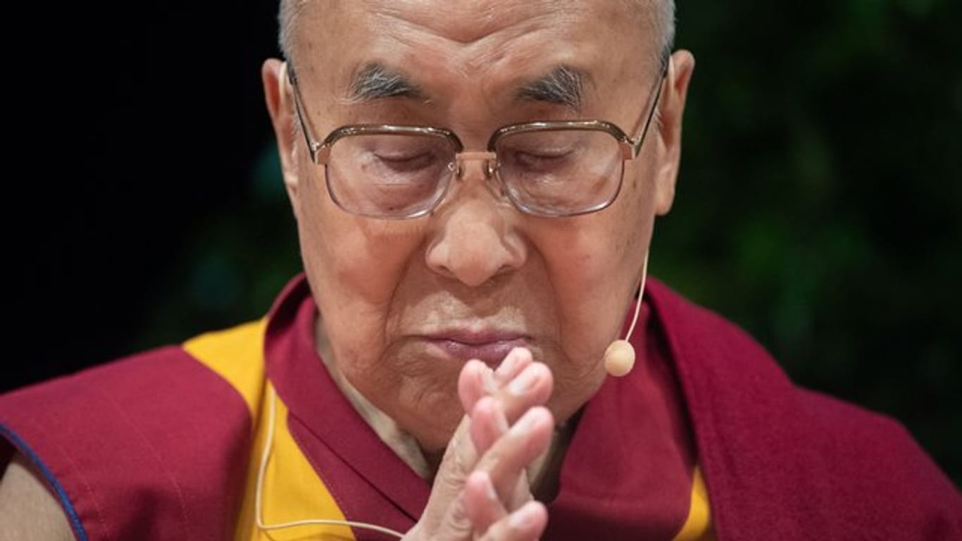 Der Dalai Lama will den Menschen mit Musik helfen.