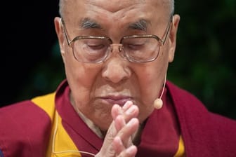 Der Dalai Lama will den Menschen mit Musik helfen.