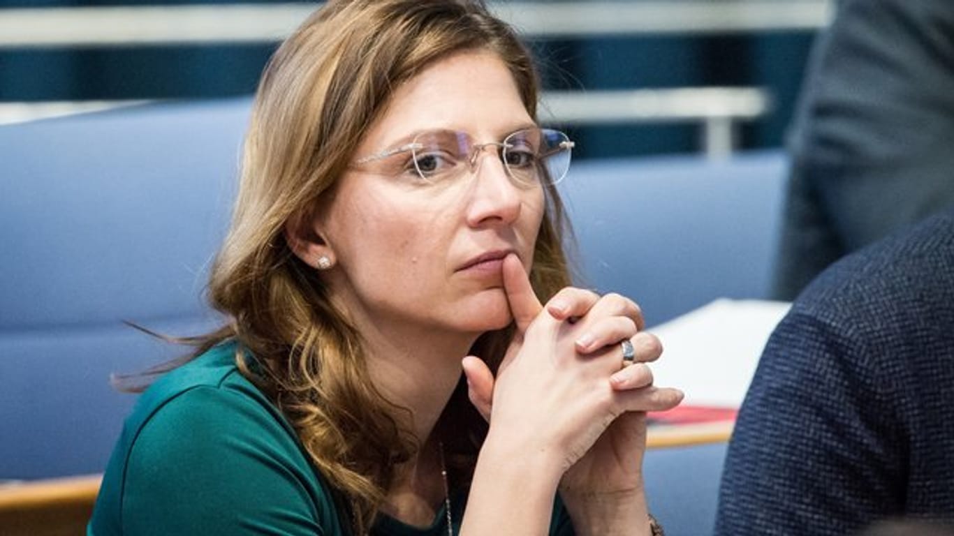 Sabine Bätzing-Lichtenthäler (SPD) nimmt an einer Sitzung teil