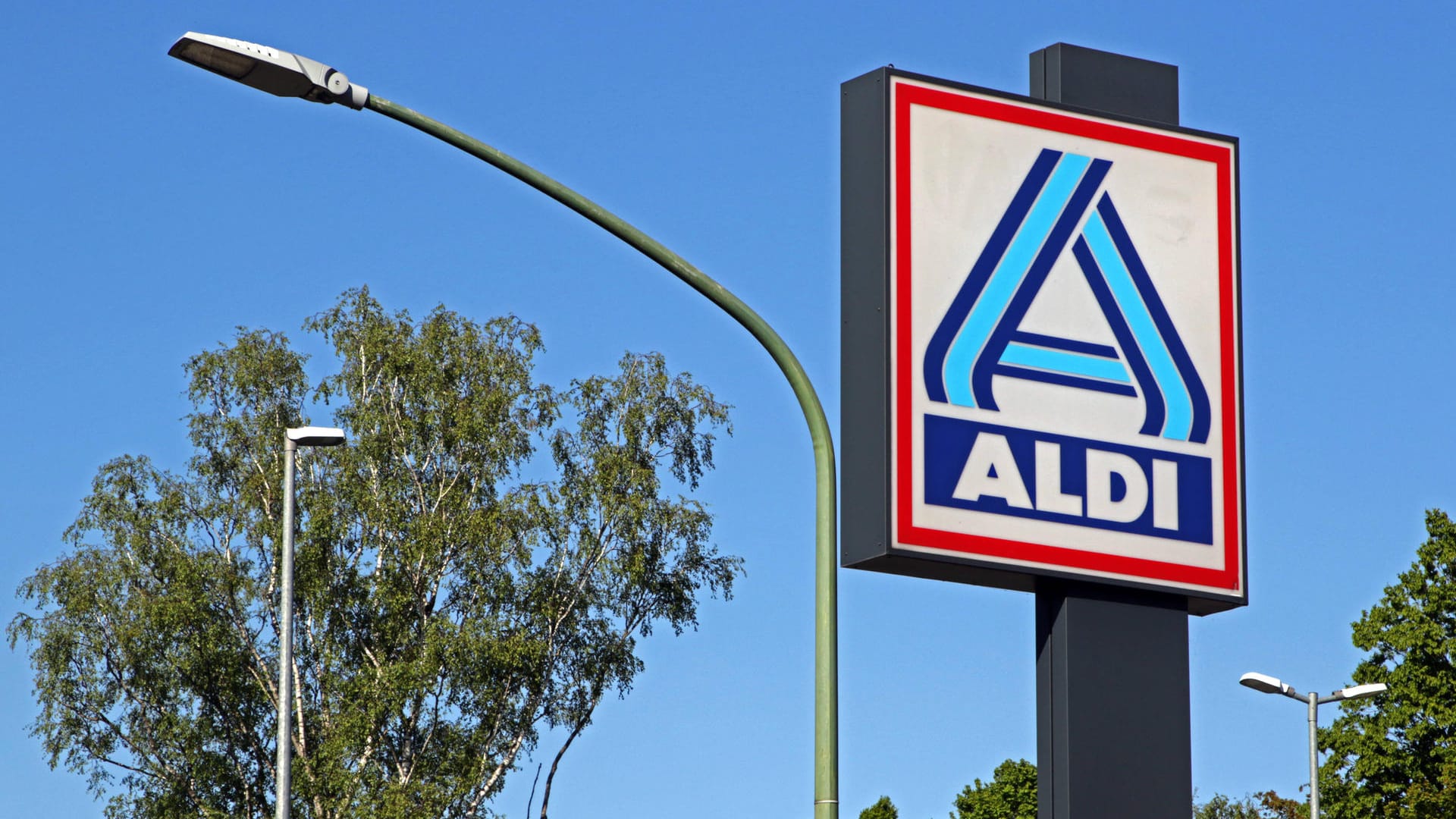 Aldi-Filiale: Ob Fleischalternativen, veganes Eis oder tierfreie Plätzchen – für Peta gilt der Discounter als "veganfreundlichster Supermarkt".