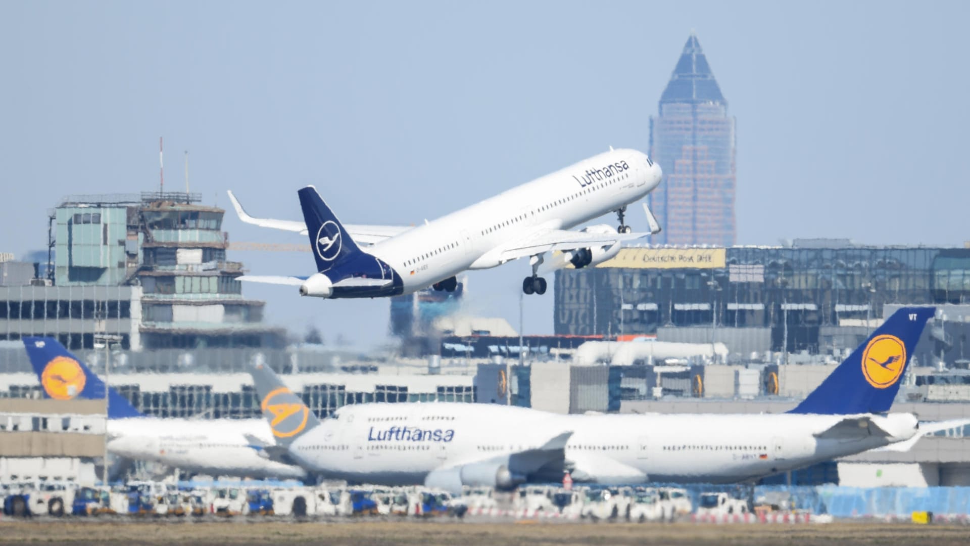 Frankfurter Flughafen: An diesem Airport müssen Passagiere jetzt einen Mundschutz tragen.