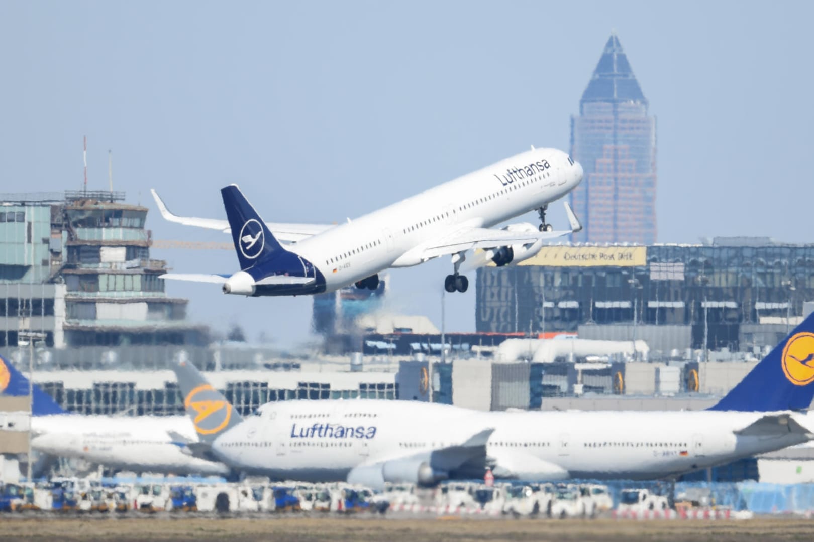 Frankfurter Flughafen: An diesem Airport müssen Passagiere jetzt einen Mundschutz tragen.