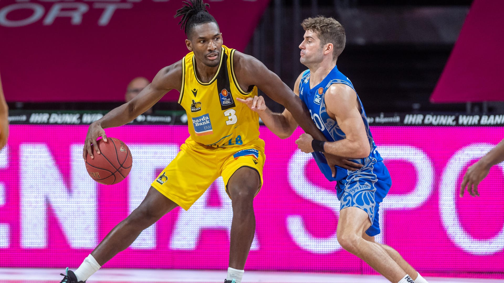 Guter Start ins Turnier: Die Ludwigsburger um Jaleen Smith (l.) gewannen beim BBL-Finalturnier auch gegen Joe Rahons Frankfurter.