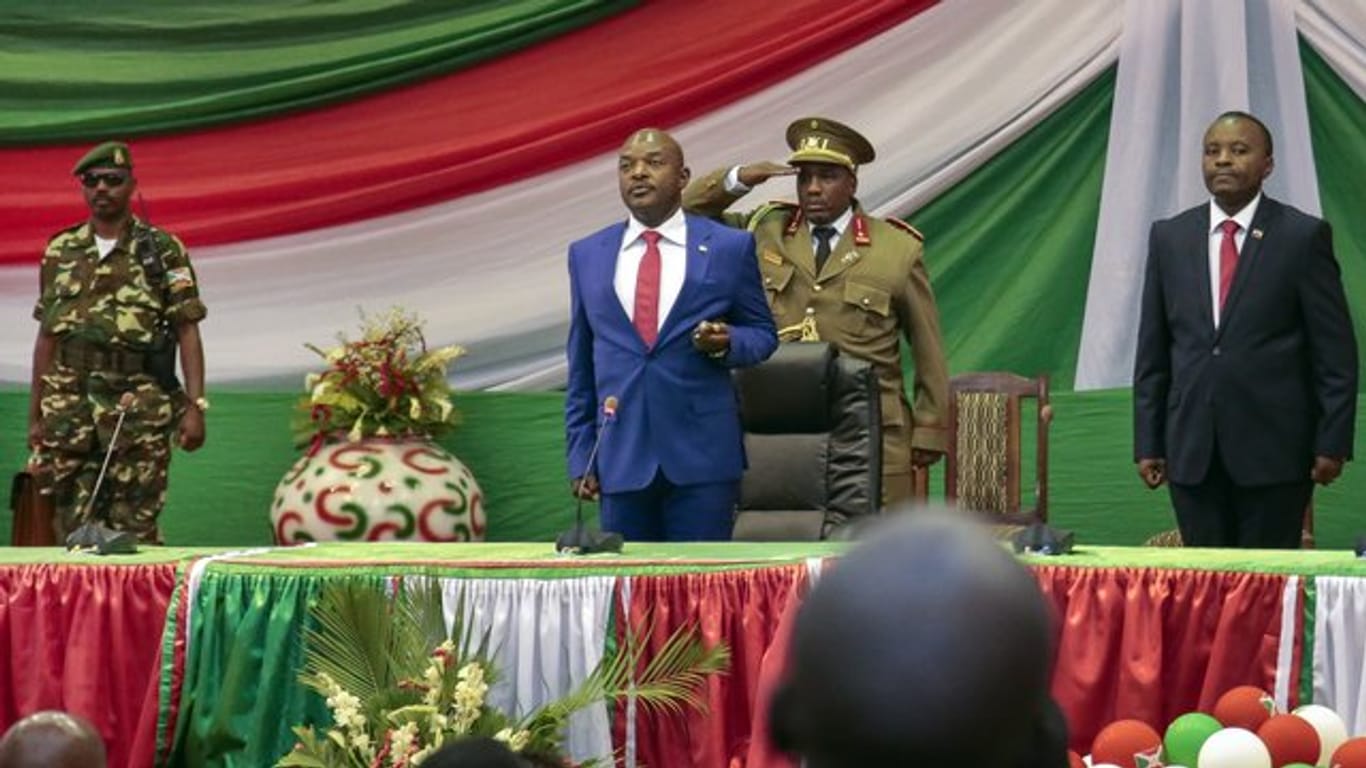 Burundis scheidender Staatschef Pierre Nkurunziza (M) ist überraschend verstorben.