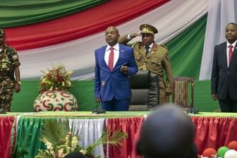 Burundis scheidender Staatschef Pierre Nkurunziza (M) ist überraschend verstorben.