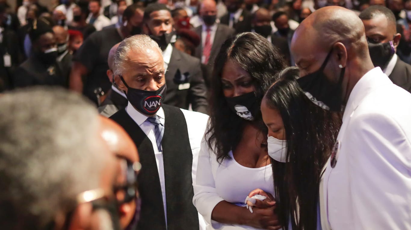 Pastor Al Sharpton und Mitglieder der Familie von George Floyd bei der Trauerfeier.