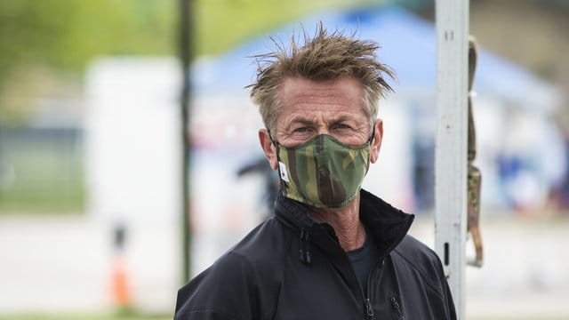 Sean Penn im Mai in Chicago, wo ein neues Corona-Drive-Thru-Testgelände eröffnet wurde.