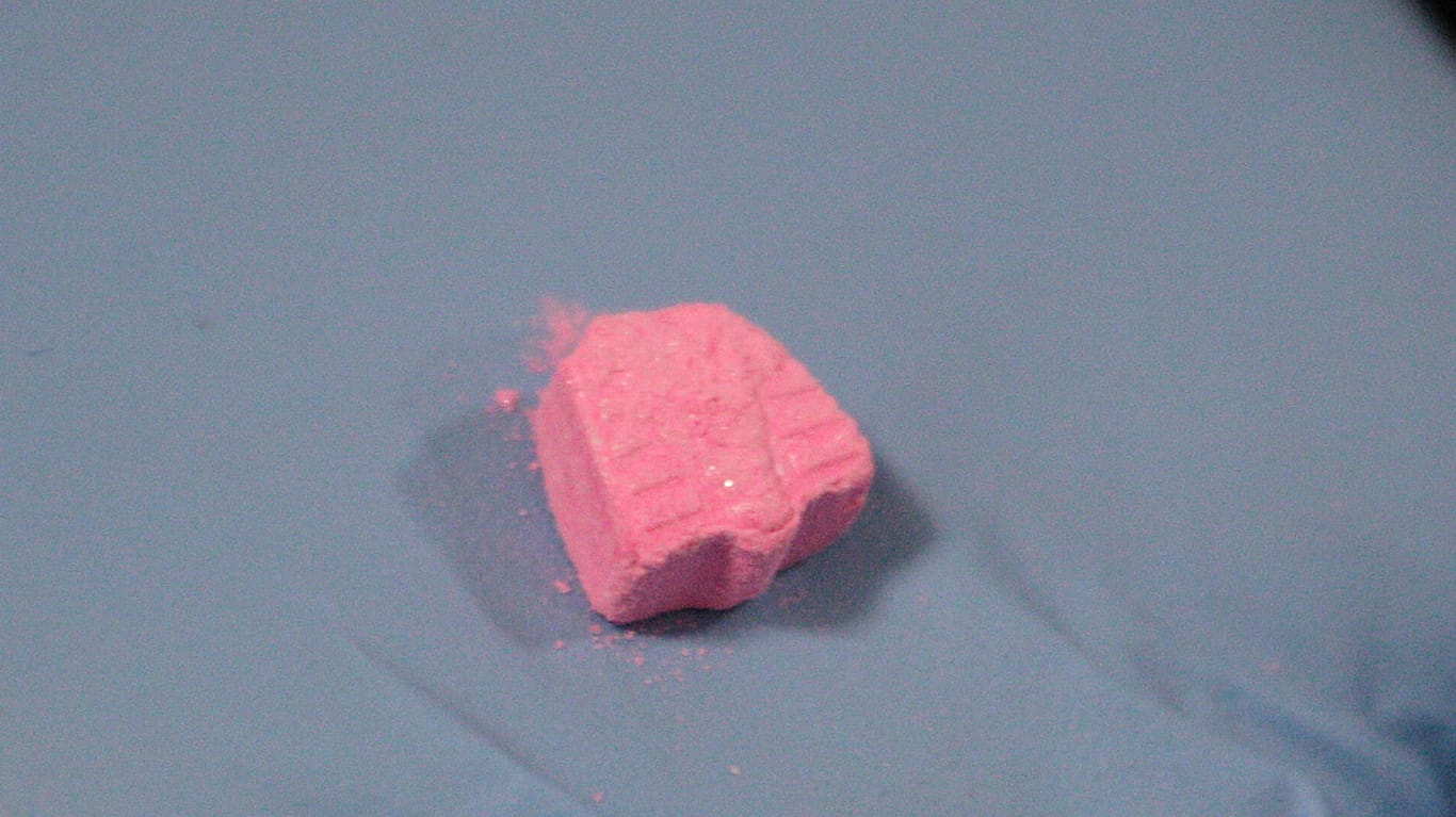 In einer Tübinger Klinik ist ein 13-Jähriger gestorben, nachdem er eine Ecstasy-Tablette geschluckt hatte. (Symbolbild)