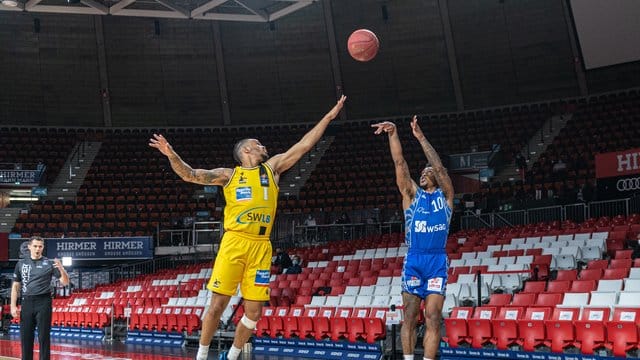 Lamont Jones von den Skyliners (r) kommt gegen den Ludwigsburger Nick Weiler-Babb zum Wurf auf den Korb.