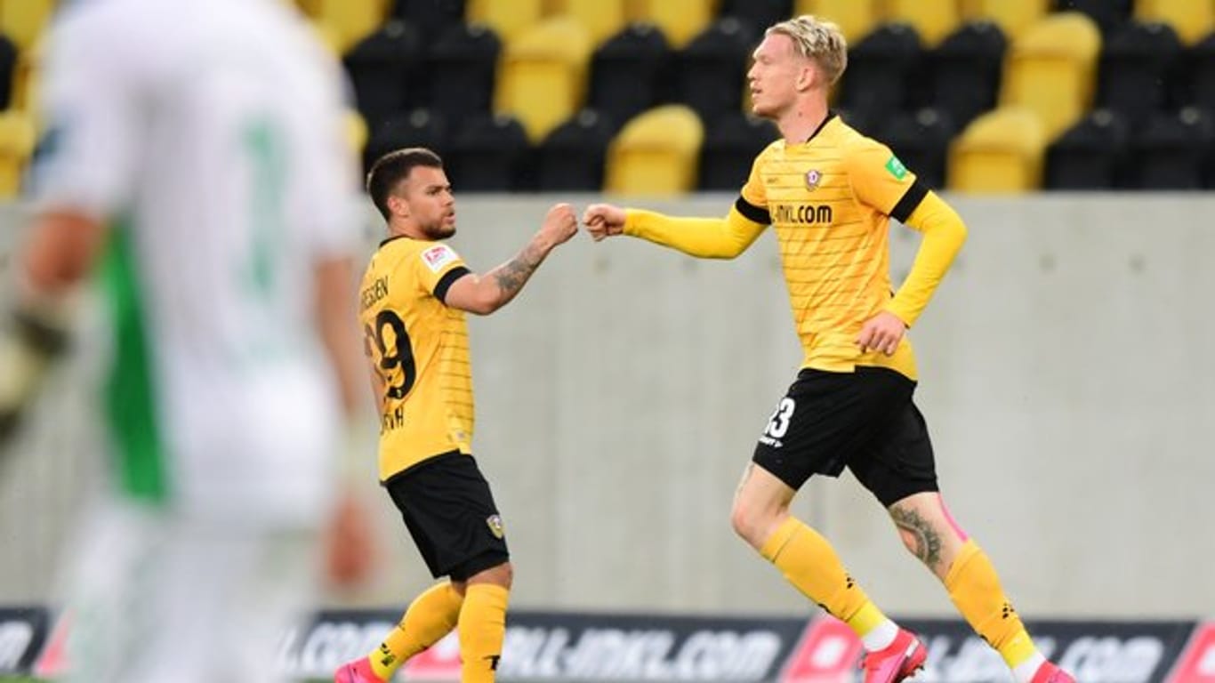 Die Dynamo-Spieler Simon Makienok (r) und Sascha Horvath feiern den Treffer zum 1:1 gegen Greuther Fürth.