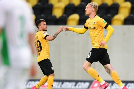 Die Dynamo-Spieler Simon Makienok (r) und Sascha Horvath feiern den Treffer zum 1:1 gegen Greuther Fürth.