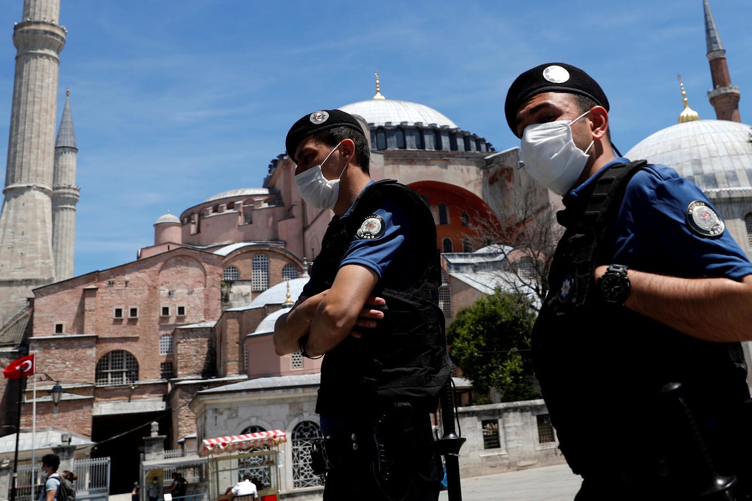 Polizisten mit Mundschutz vor der Hagia Sophia in Istanbul: Die Türkei gehört zu den Ländern, für die weiterhin eine Reisewarnung bestehen soll.