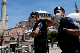Polizisten mit Mundschutz vor der Hagia Sophia in Istanbul: Die Türkei gehört zu den Ländern, für die weiterhin eine Reisewarnung bestehen soll.