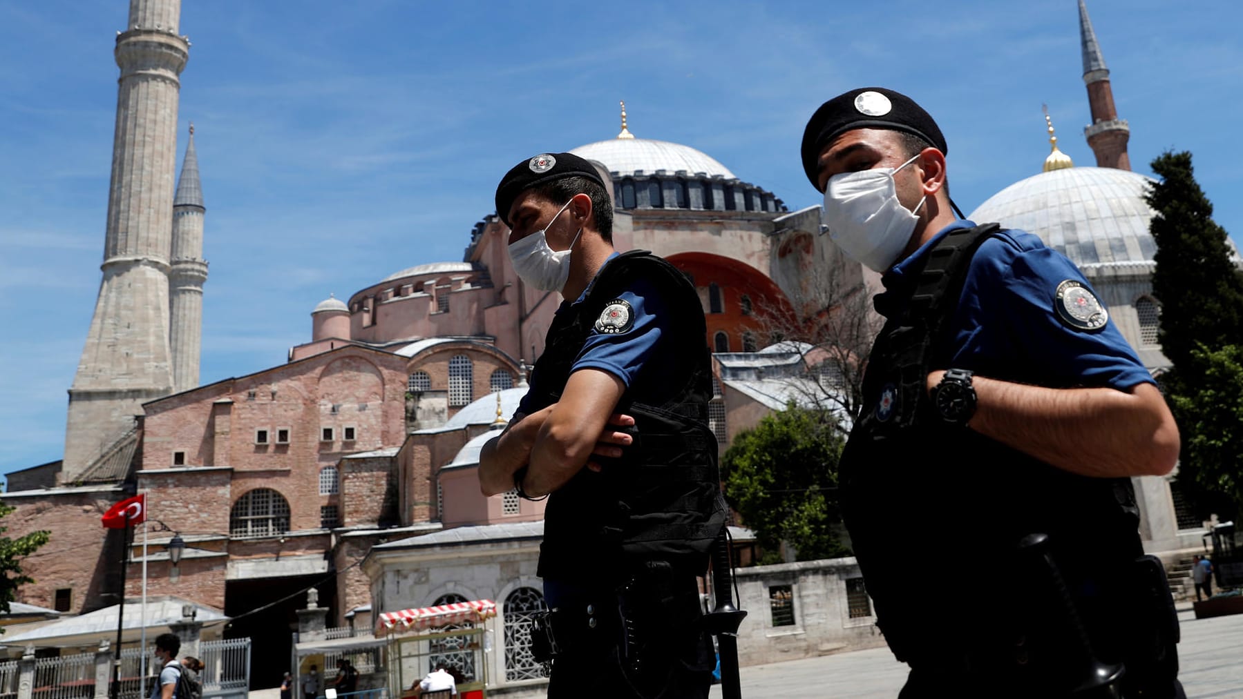 Polizisten mit Mundschutz vor der Hagia Sophia in Istanbul: Die Türkei gehört zu den Ländern, für die weiterhin eine Reisewarnung bestehen soll.