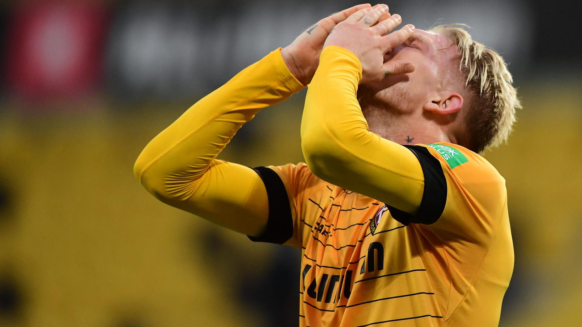 Kann es nicht fassen: Simon Makienok nach einer vergebenen Chance während Dresdens Spiel gegen Fürth. Kann es nicht fassen: Simon Makienok nach einer vergebenen Chance während Dresdens Spiel gegen Fürth.