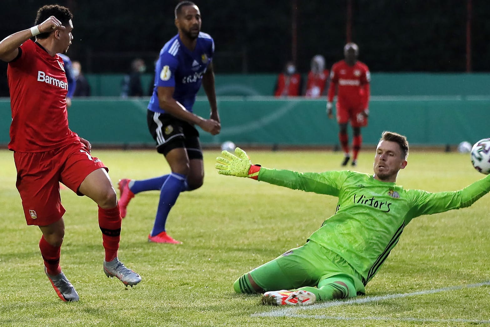 Souveräner Sieg: Paulinho (l.) und seine Leverkusener ließen den Saarbrückern um Torwart Daniel Batz keine Chance.