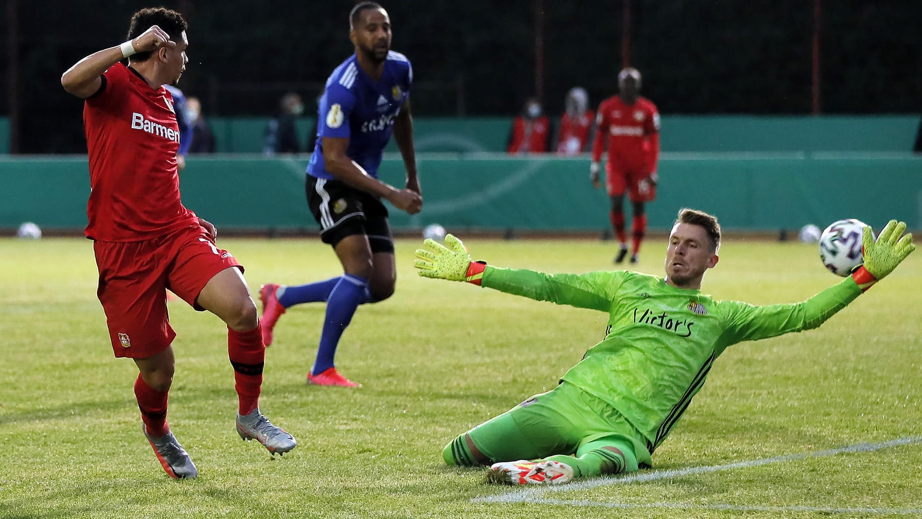 Souveräner Sieg: Paulinho (l.) und seine Leverkusener ließen den Saarbrückern um Torwart Daniel Batz keine Chance.