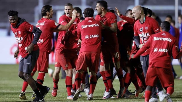 Leverkusens Mannschaft feiert nach dem Sieg über den FC Saarbrücken den Einzug ins Pokalfinale. Leverkusens Mannschaft feiert nach dem Sieg über den FC Saarbrücken den Einzug ins Pokalfinale.