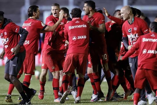 Leverkusens Mannschaft feiert nach dem Sieg über den FC Saarbrücken den Einzug ins Pokalfinale.