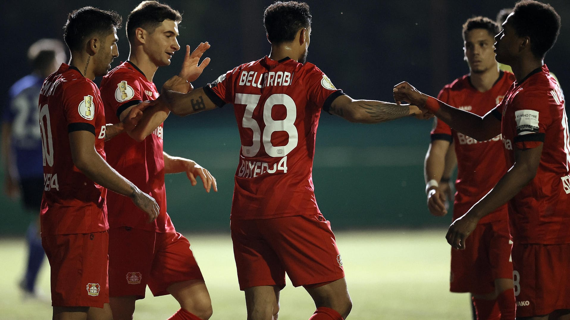 Leverkusens Karim Bellarabi (M.) erzielte beim 3:0-Sieg gegen Saarbrücken den letzten Treffer.