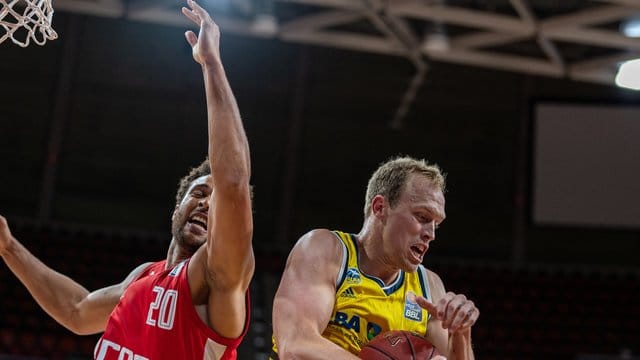 Bambergs Elias Harris (l) in Aktion gegen Luke Sikma von Alba Berlin. Bambergs Elias Harris (l) in Aktion gegen Luke Sikma von Alba Berlin.