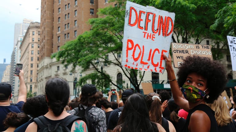 "Defund the Police": Wie hier in New York werden die Forderungen nach einer radikalen Polizeireform sichtbarer.