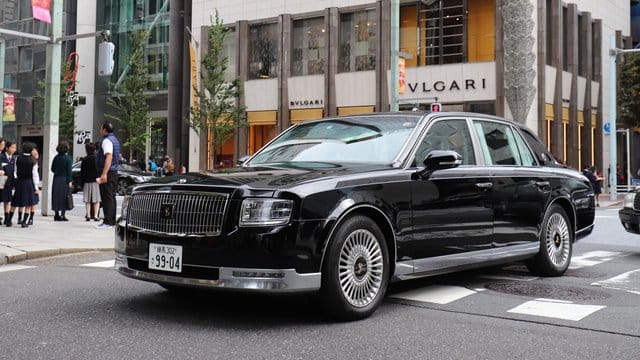 Schwarze Lackierung, strenges Stufenheck und ein großer aufrechter Grill - der Toyota Century steht in der Tradition klassischer Luxuslimousinen.