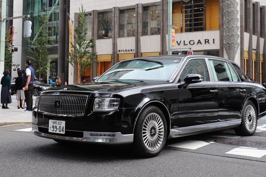 Schwarze Lackierung, strenges Stufenheck und ein großer aufrechter Grill - der Toyota Century steht in der Tradition klassischer Luxuslimousinen.