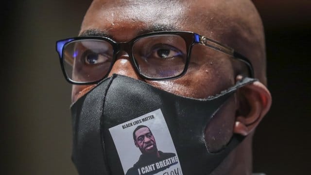 Philonise Floyd, ein Bruder von George Floyd, trifft in Capitol Hill ein, um für eine Anhörung auszusagen. Philonise Floyd, ein Bruder von George Floyd, trifft in Capitol Hill ein, um für eine Anhörung auszusagen.