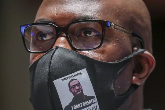Philonise Floyd, ein Bruder von George Floyd, trifft in Capitol Hill ein, um für eine Anhörung auszusagen.