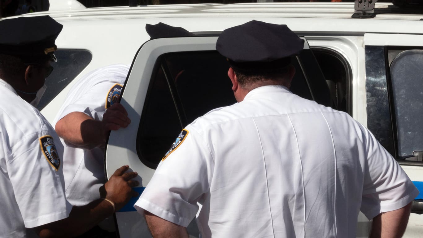 New York: Die Staatsanwaltschaft ermittelt gegen einen Polizisten, weil er eine Frau angegriffen haben soll.